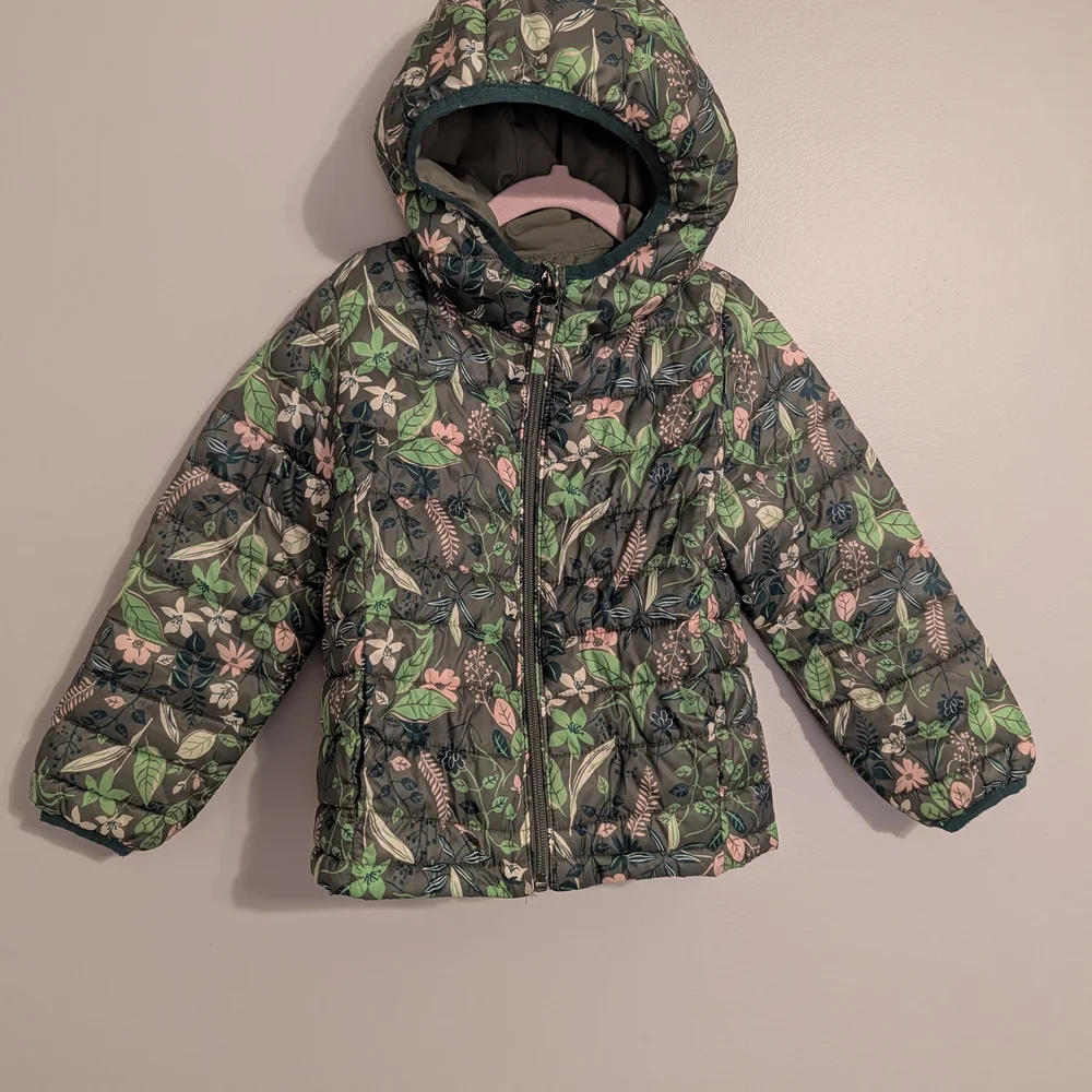 Amazon Essentials Kids Lightweight Hooded Packable Puffer Jacket With Hood - Picture 2 of 4